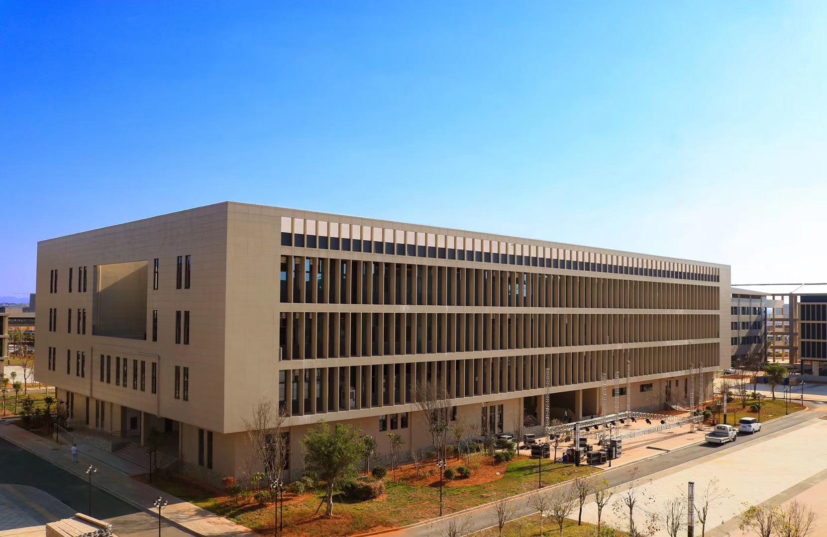  p>赣州农业学校位于江西省赣州市,是一所集农,工,文,商于一体的综合