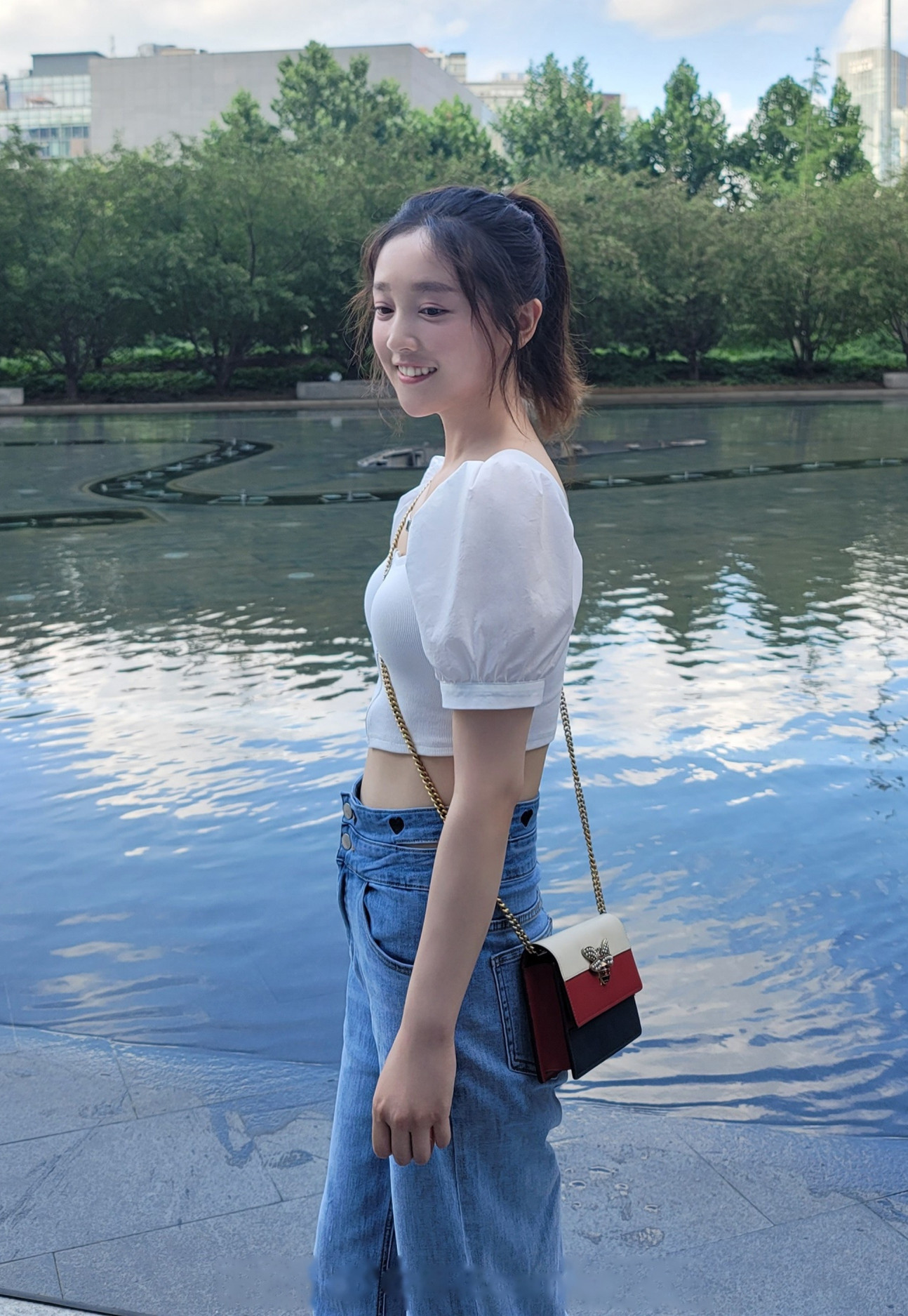  p data-id="gnx2qpxkjc">何花,5月19日出生于湖北省十堰市,中国内地
