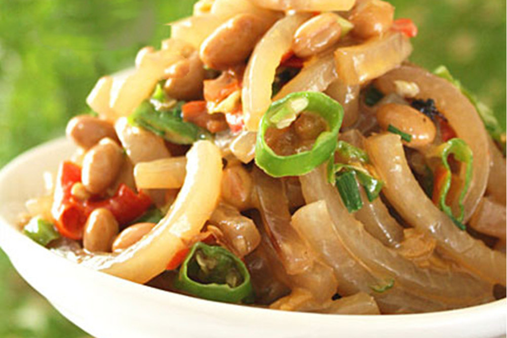  p>腊八豆炒肉皮是猪皮,腊八豆为主料的美味. /p>