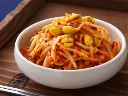  p>韩国凉拌豆芽是韩国的一种小吃,用豆芽,过水以后凉拌这吃的做法.