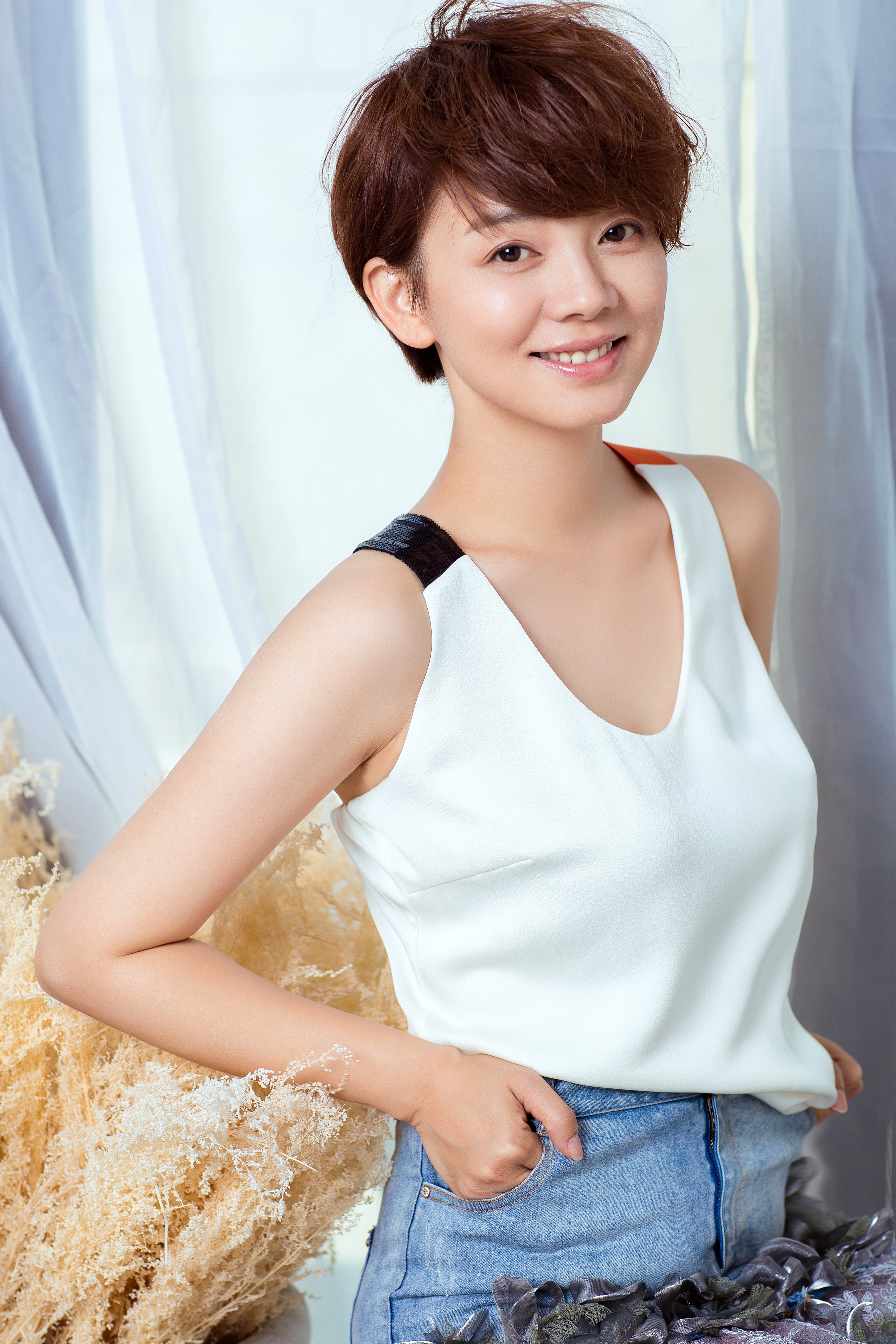 湖南省邵阳市,先后毕业于 a target="_blank" href="/item/中国传媒