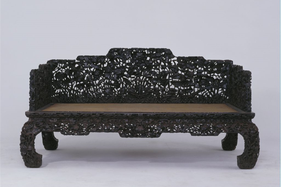  p>清紫檀荷花纹床是清代中期的木制家具. /p>