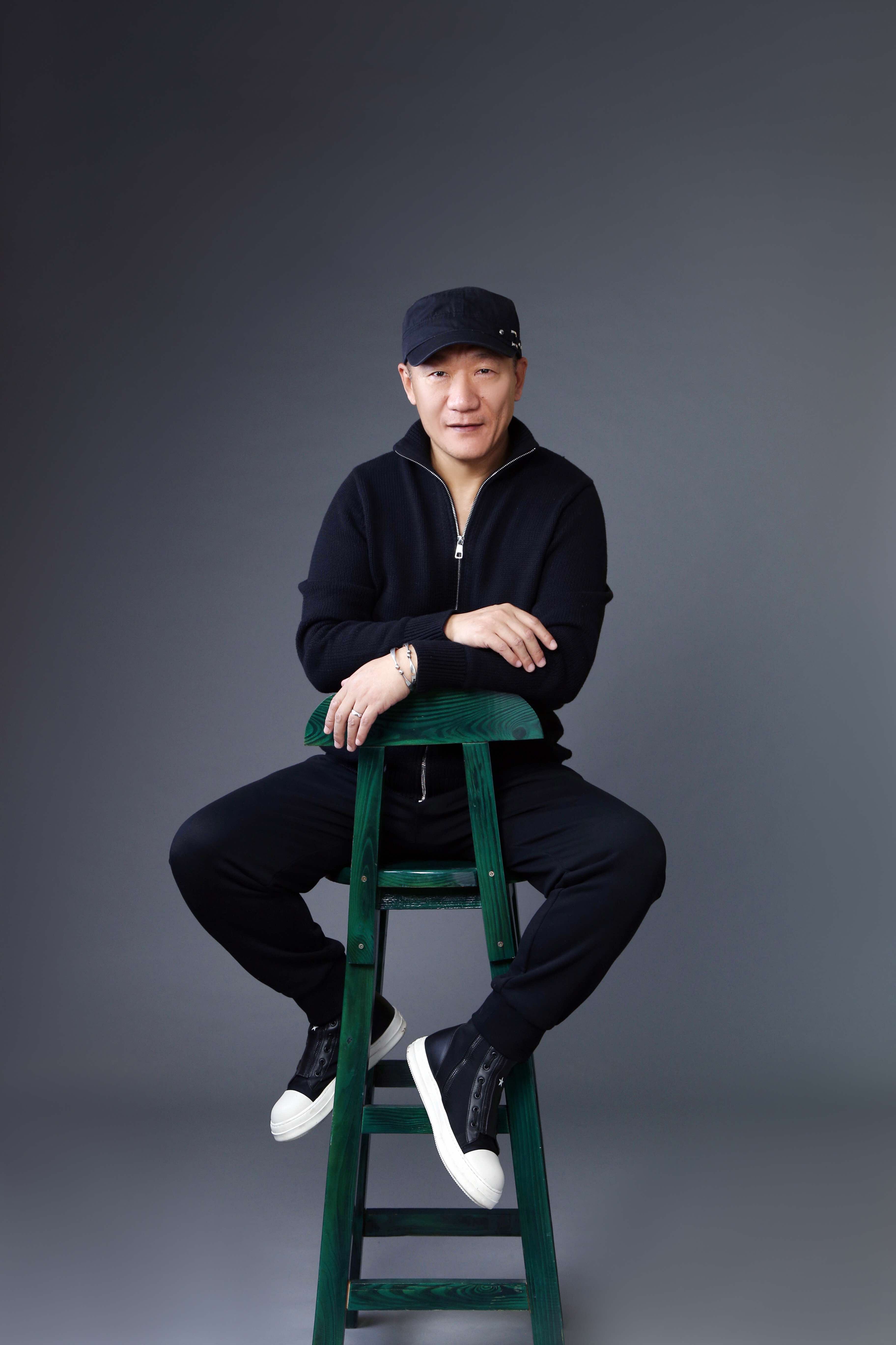 谢东,1963年1月20日出生于北京市,毕业于北京电影学院,中国内地男歌手