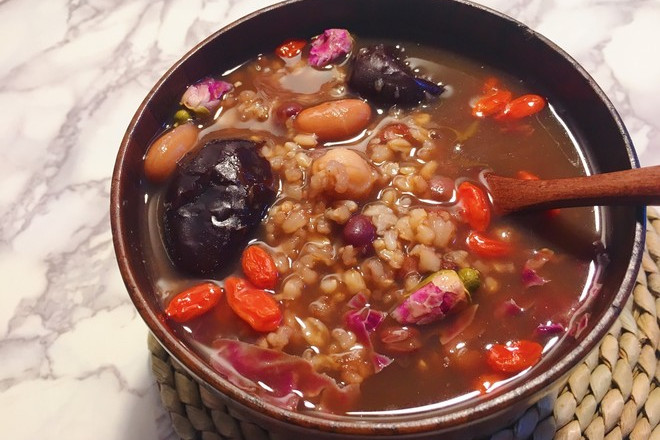  p>玫瑰红豆大枣糙米粥是一道美味佳肴,主料是糙米,水,玫瑰花. /p>