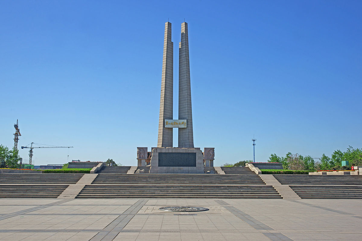  p>唐山抗震纪念碑,建在市中心新华道以南(建设路和文化路之间)纪念碑