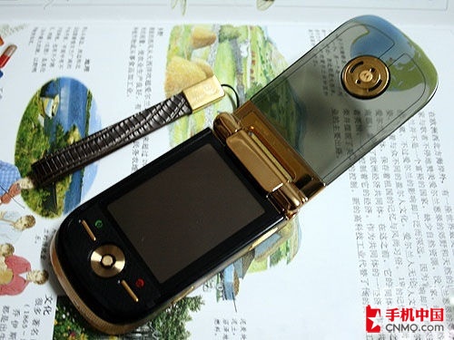  p>摩托罗拉a1600采用了"明"系经典的半透明翻盖式设计,机身尺寸为98.