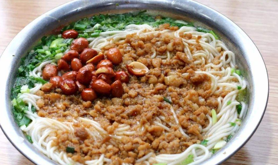  p>生榨米粉又称榨粉,生榨粉,是使用发酵后的米