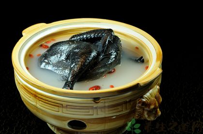  p>田七乌鸡煲是一道药膳美食,主要食材是乌骨鸡,三七.