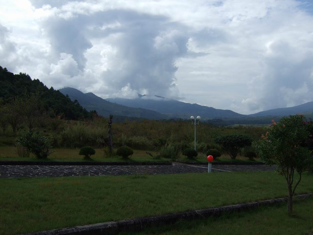 河流流速减缓,泥沙堆积形成的洪积--冲积平原