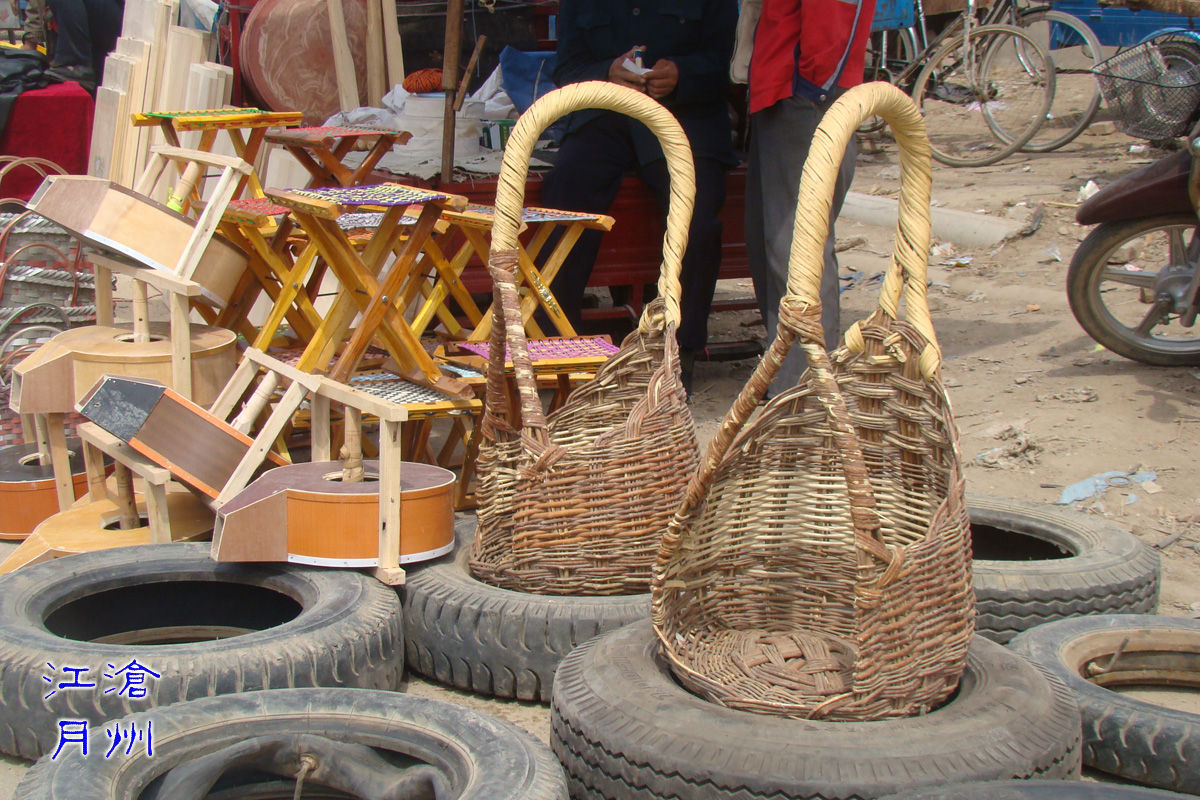 还有用扁担挑的粪筐,扁担一边挑一个,比较平衡,也没有那么"臭"了. /p>