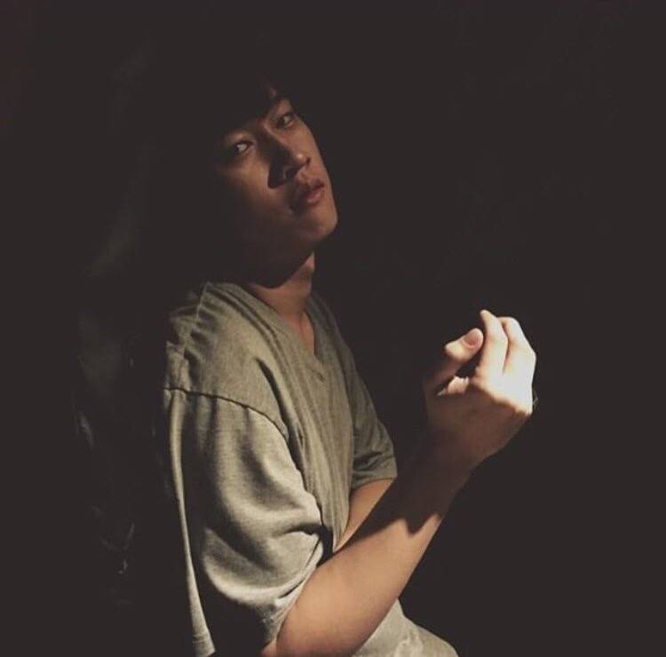 ,本名申效涉,1992年5月3日出生于韩国首尔特别市