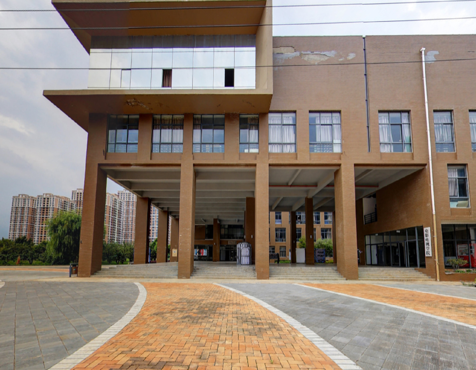  p>云南艺术学院(yunnan arts university),简称"云艺",坐落于春城— 