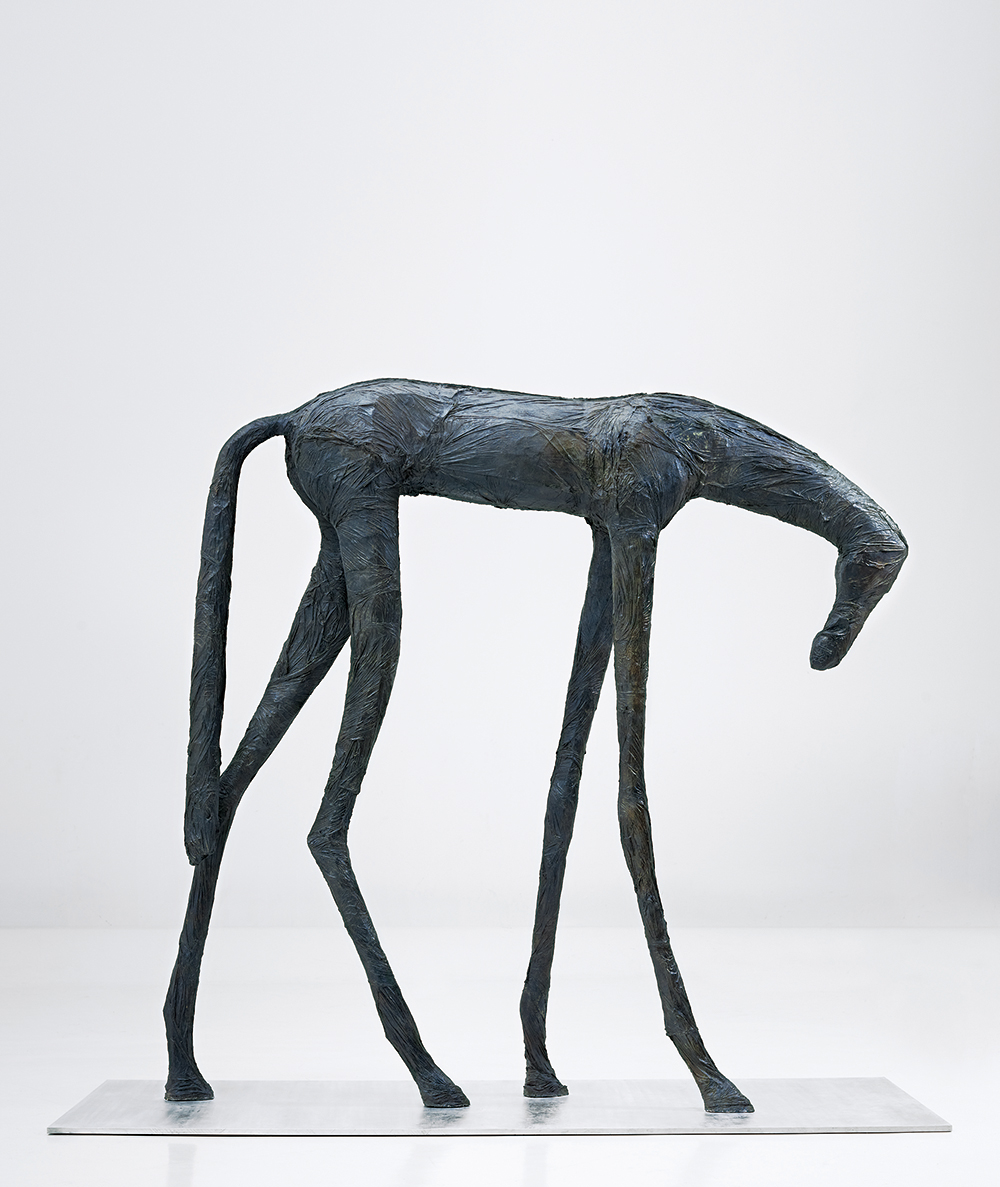  p data-id="gnasskypfq">于凡,1966年12月生于山东青岛,雕塑家,现任