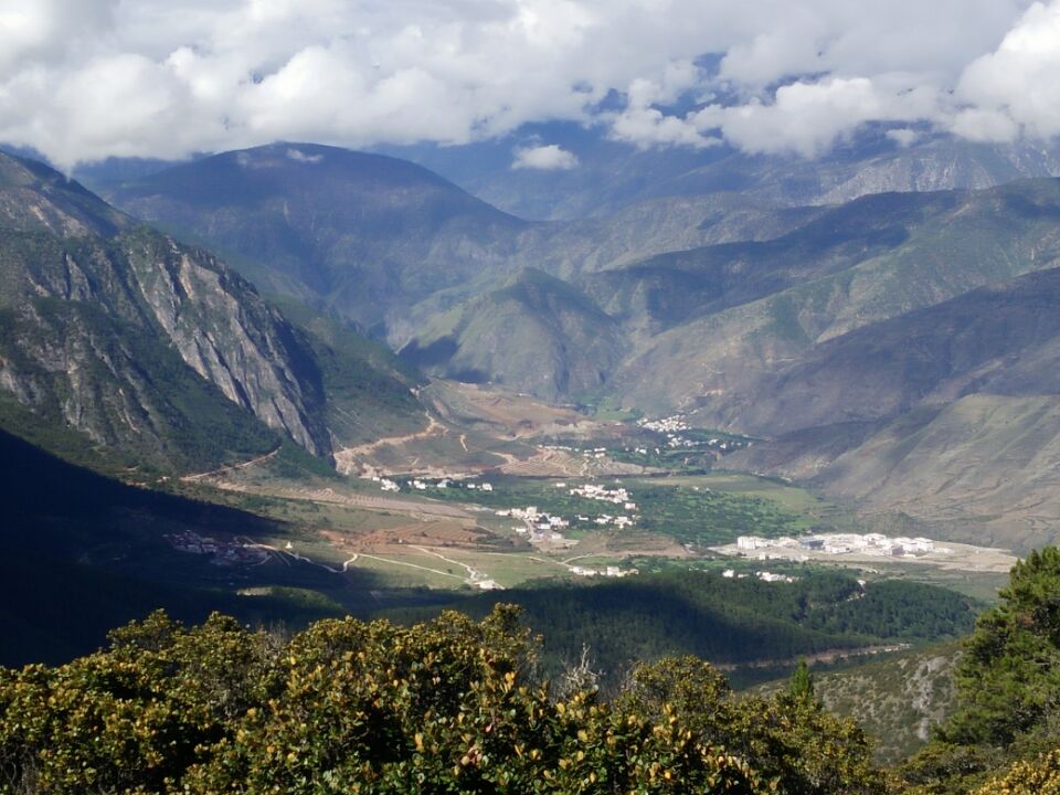 隶属于四川省甘孜藏族自治州 a target="_blank" href="/item/得荣县