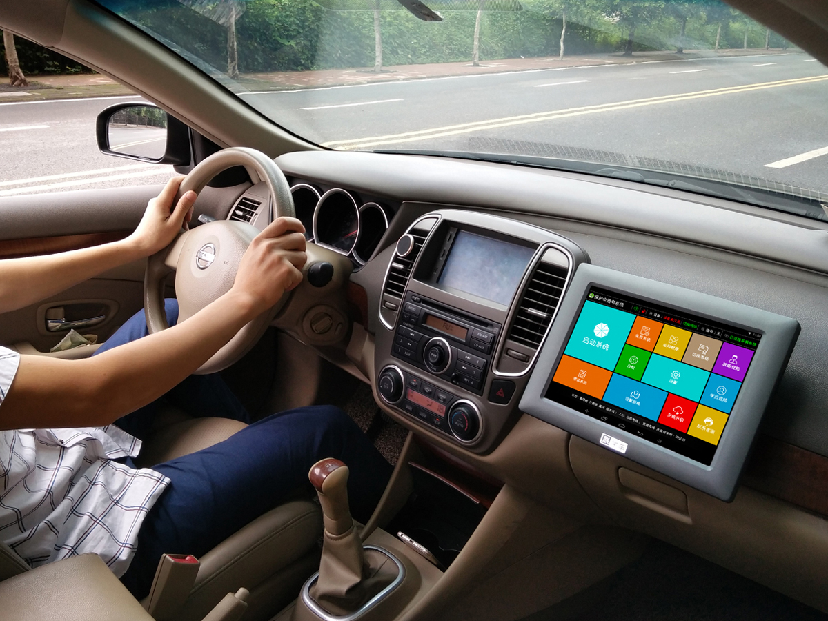 以技术创新为学员学车带来更好的体验,为教练教学更轻松,为驾校智能化