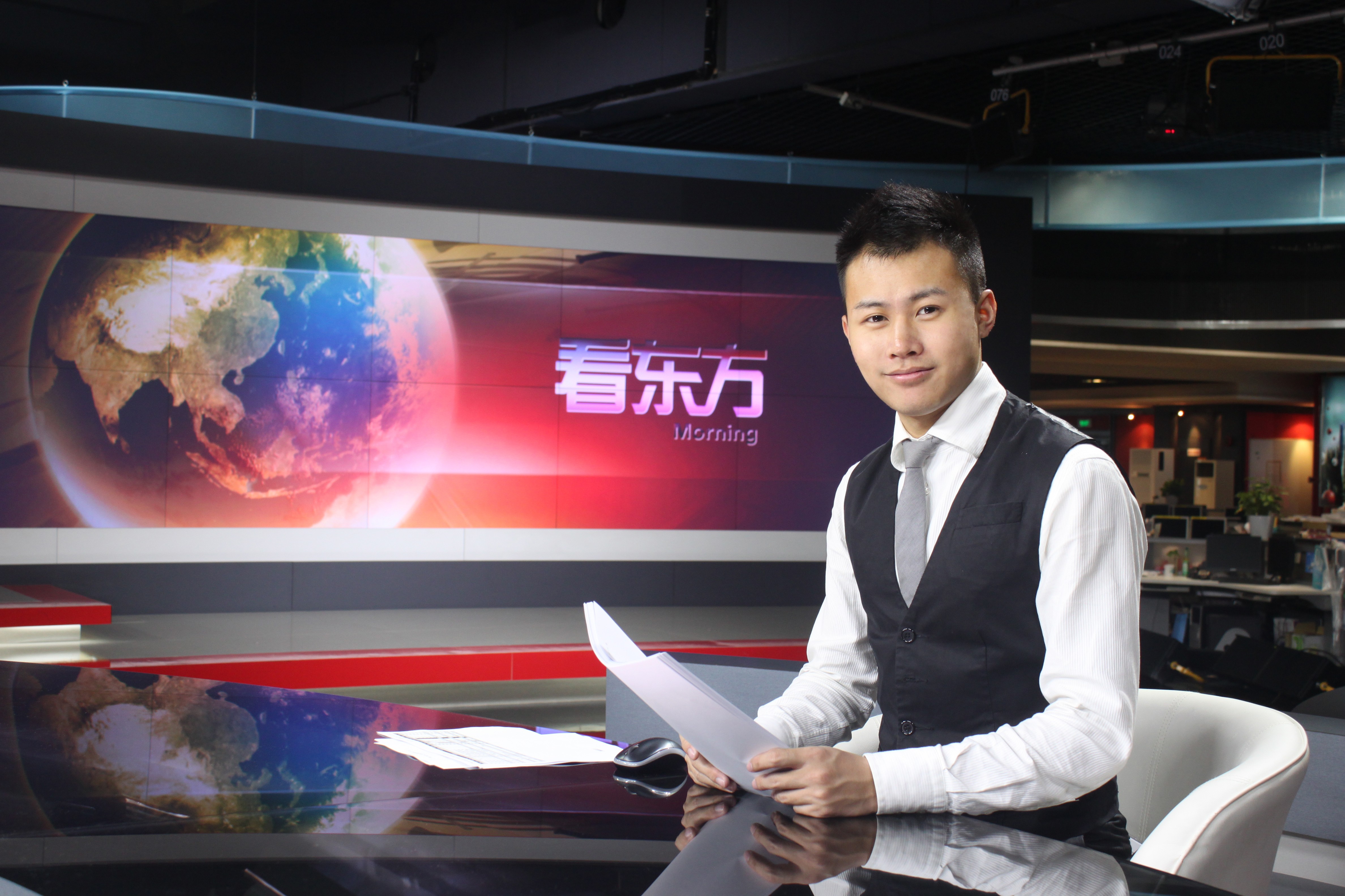 五星体育新锐男主播,先后在东方卫视看东方,娱乐星天地担任主持人和