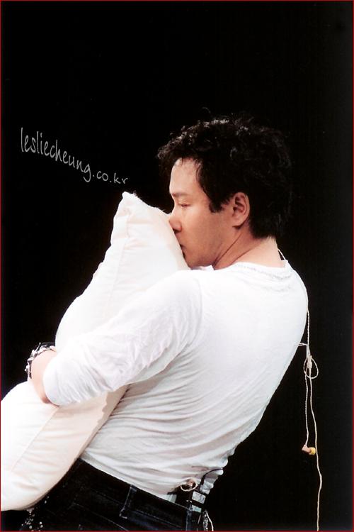  p>《枕头》是由香港已故巨星 a target="_blank" href="/item/张国荣