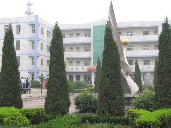  p>陕西省富平县迤山中学,坐落在富平县城北温泉河畔.