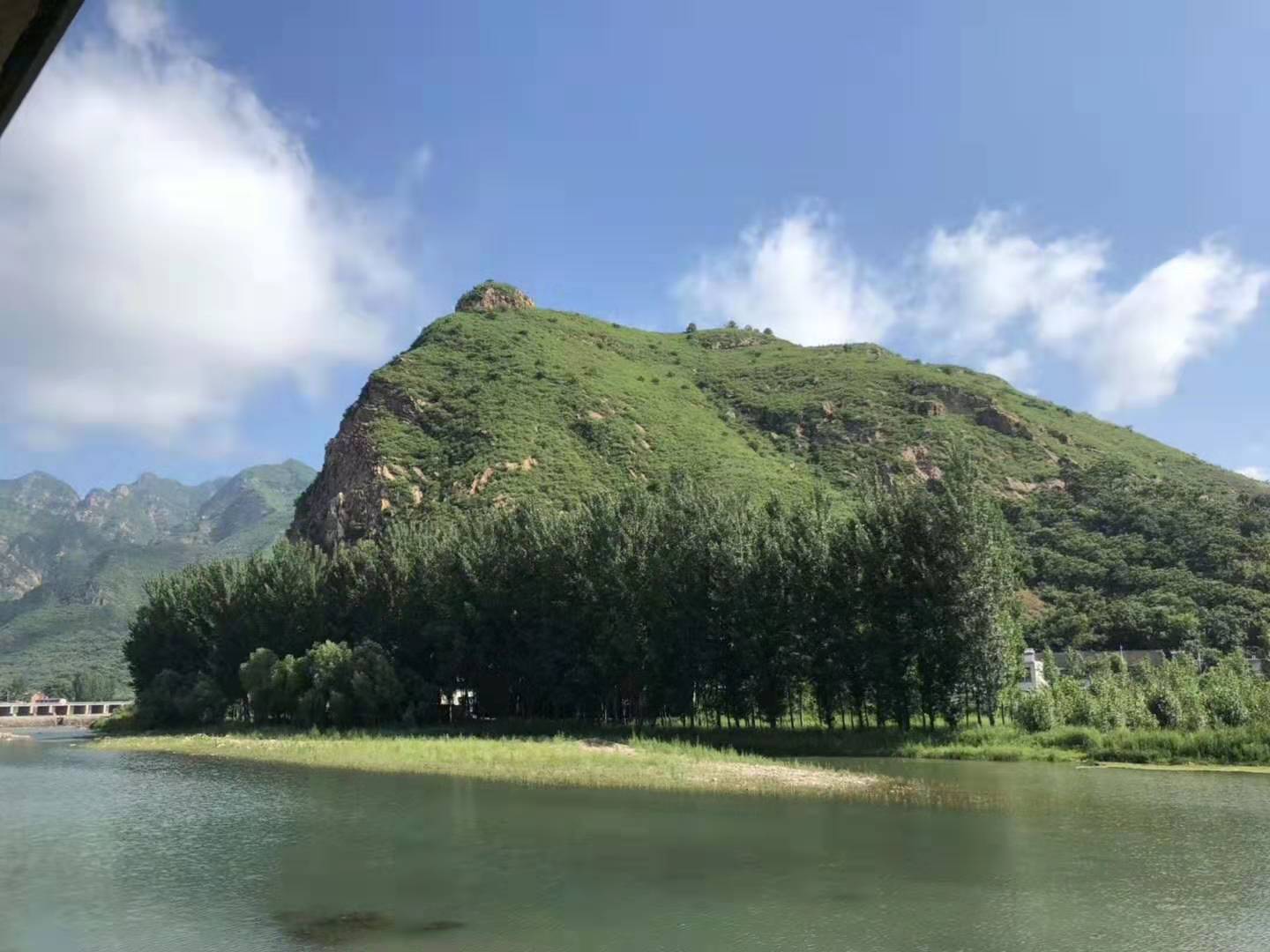  p data-id="go0gxsf0w2">龙井关村是迁西县一个行政村,风景很秀丽.