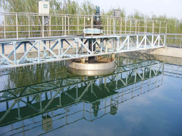  p>浓缩池,污水处理概念,也称污泥浓缩池.