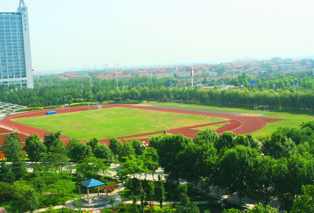 寿光现代中学位于山东省寿光市弥河西岸,1999年7