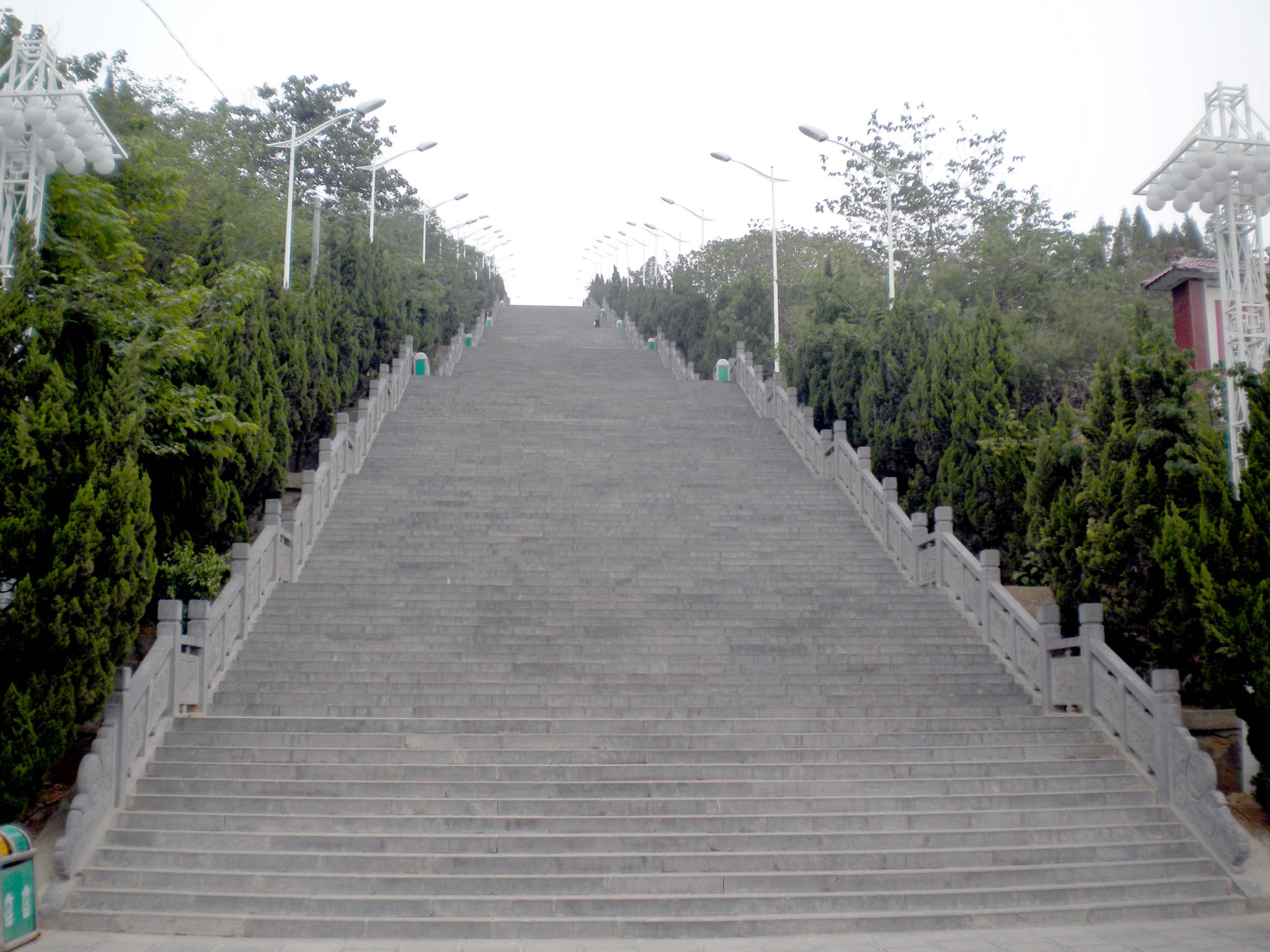 青屏山是新密境内的一座海拔600多米的小山