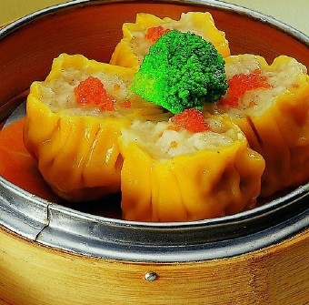 属于粤菜系,该小吃也是广式早茶中必点的人气点心之一;干蒸烧卖是用半