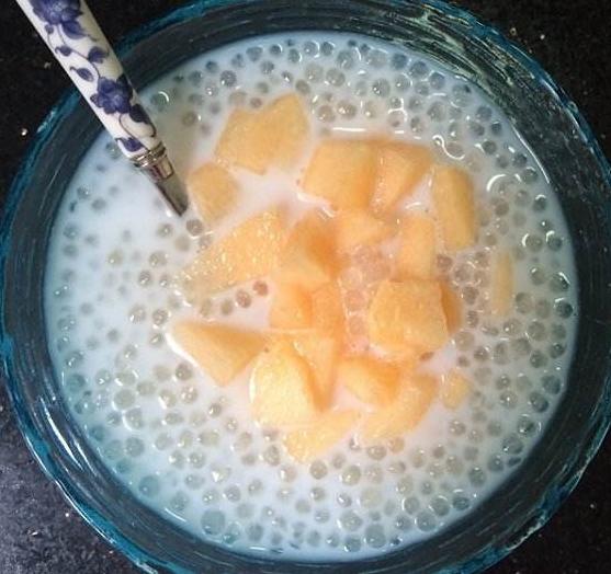  p>蜜瓜西米捞,以哈密瓜,西谷米为主料的甜品. /p>