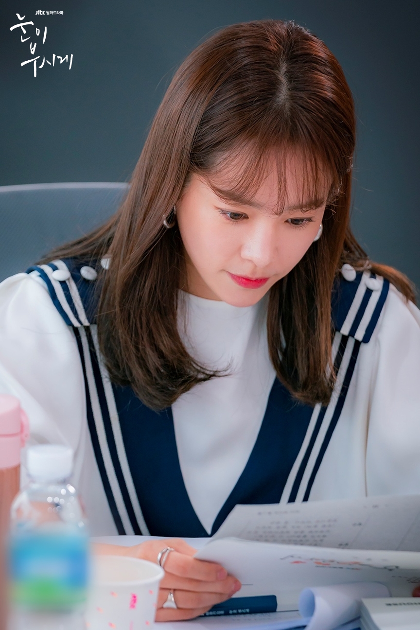 《耀眼》是由金锡允执导,李南圭,金秀珍编剧