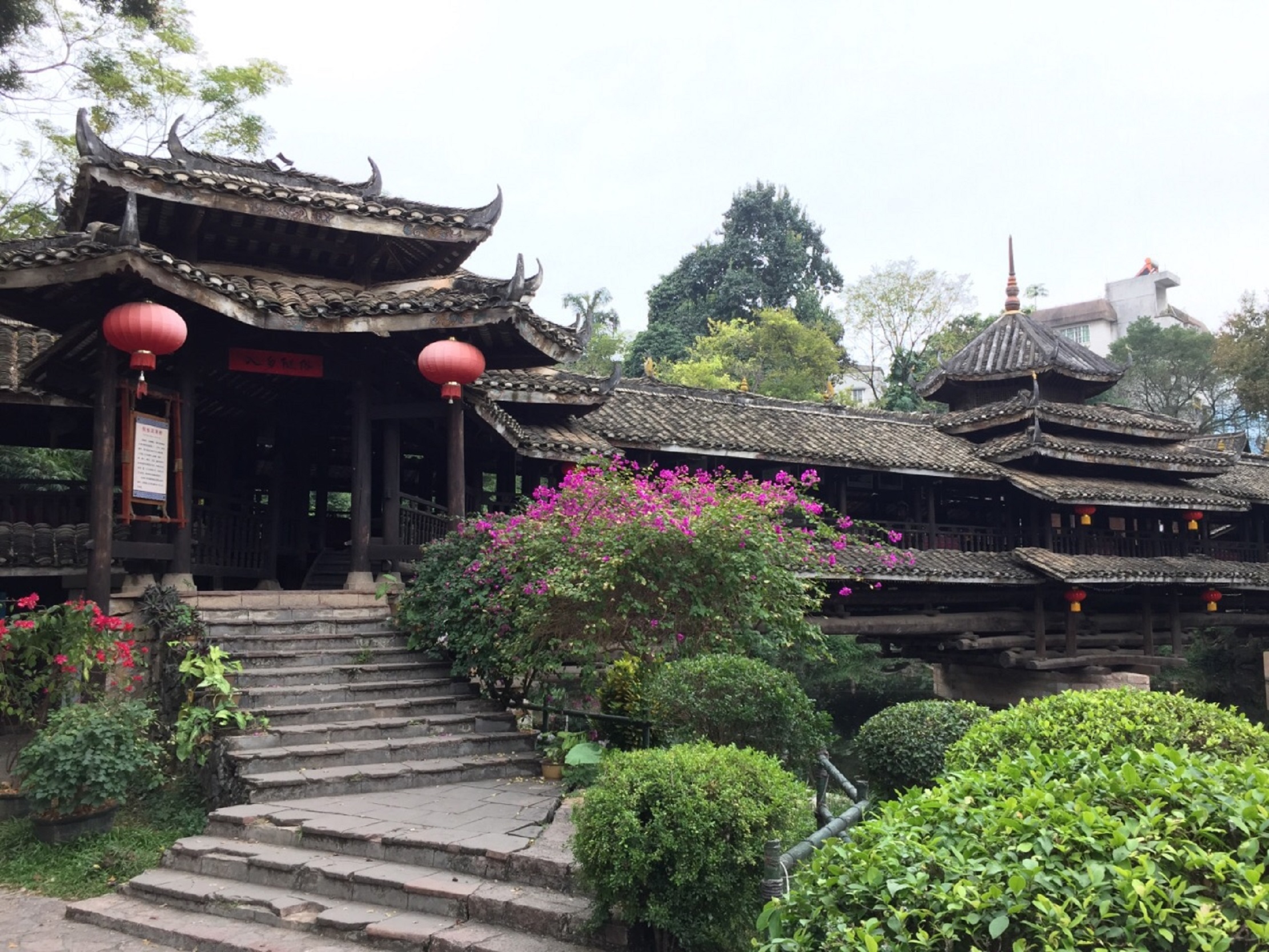  p>广西民族文物苑坐落在南宁市 a target="_blank" href="/item/广西