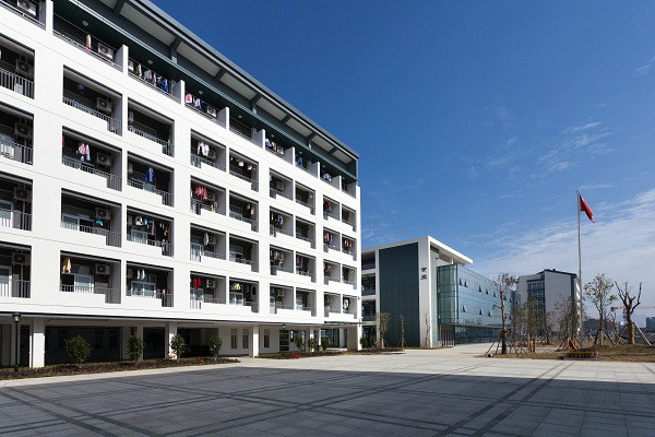 公办完全中学初高中分设办学的实施意见》的要求,温州八中高中部外迁