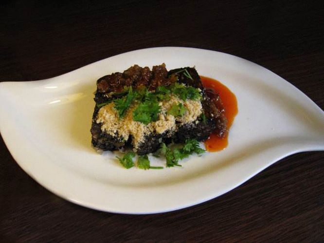  p data-id="gnb61bdxsr">鸡血糕是一道以圆糯米,鸡血等为主要食材的