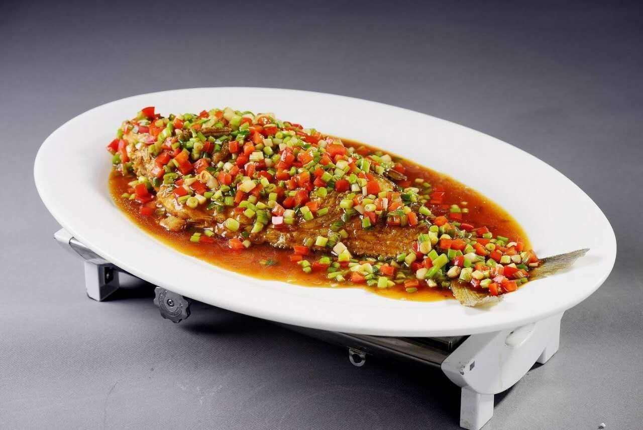  p>辣蒸武昌鱼是一道美食,由武昌鱼等原料制作而成. /p>