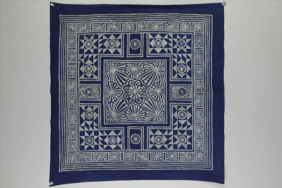 现代布依族几何纹蜡染台布