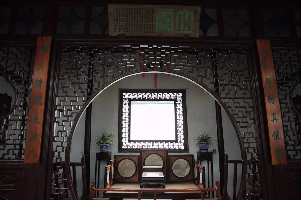  p>问梅阁位于江苏省苏州市平江区狮子林景区内,阁内窗纹,家具装饰