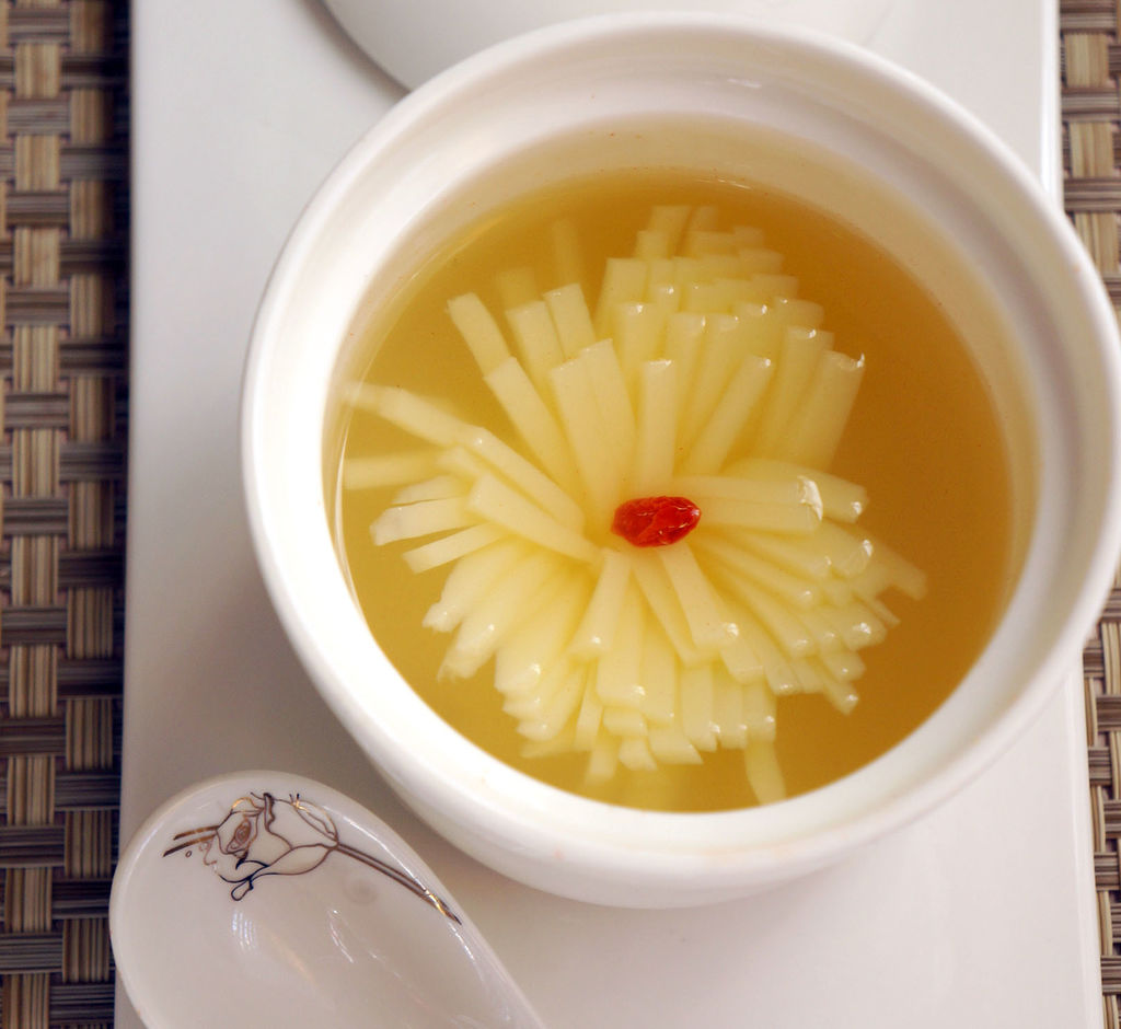  p>菊花豆腐煲是一道菜品,主料是 a target="_blank" href="/item/内