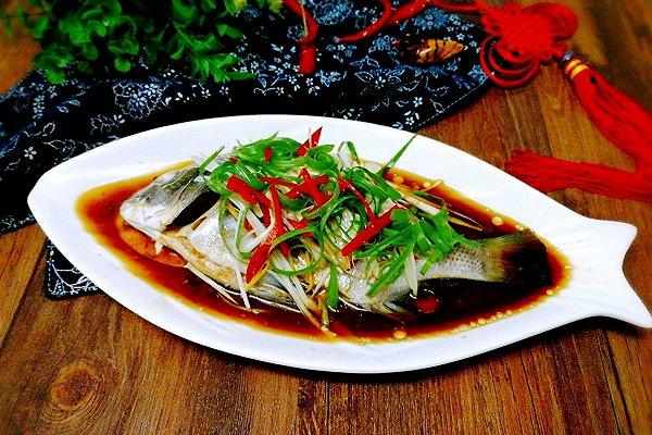  p>清蒸鲫鱼是以鲫鱼主料制作的药膳. /p>