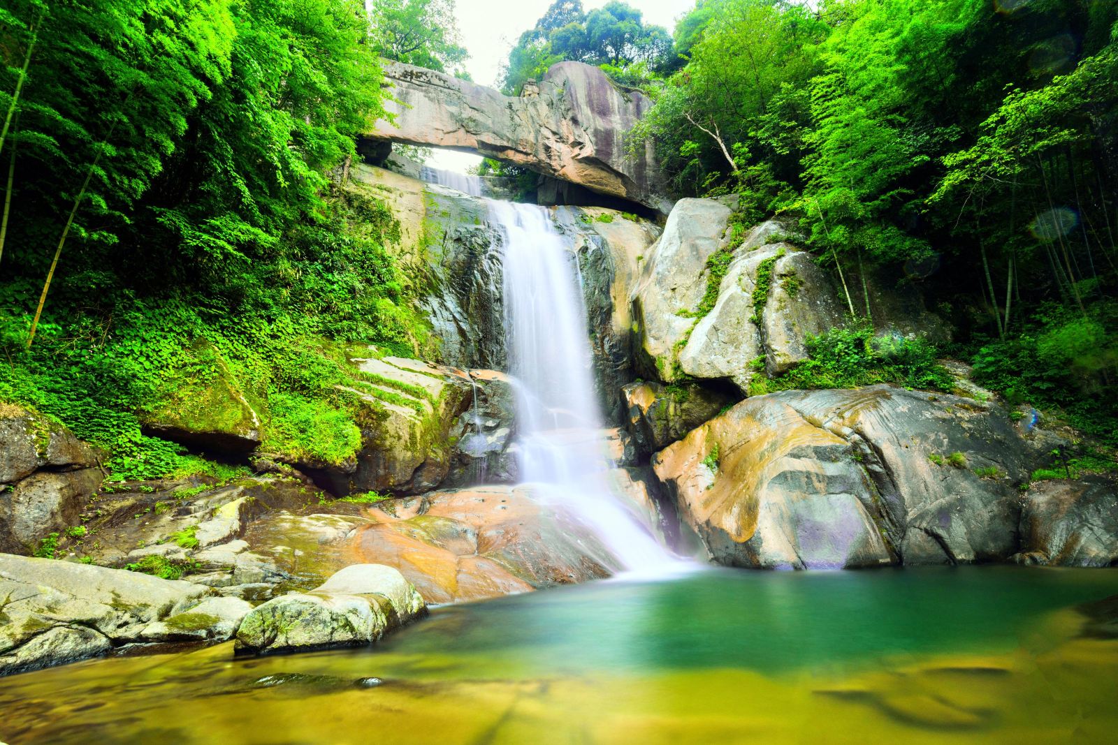  p data-id="gnx11x8ts5">天台石梁风景区位于县城北石桥山中,距天台