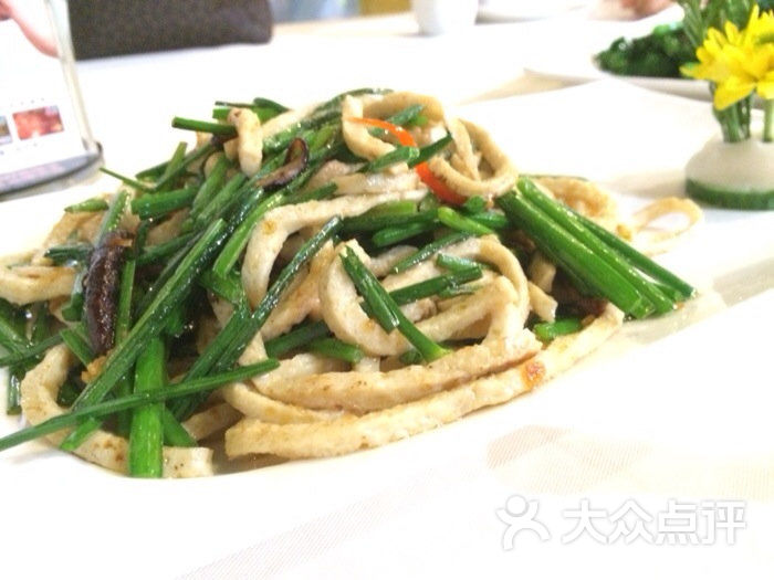  p>韭菜花炒笔管鱼是一道美食,主要原料为韭菜花,笔管鱼,橄榄油等.