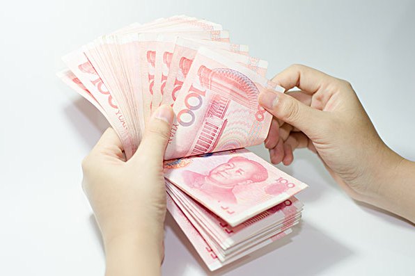 视频一开始,这位女子称要教大家一个数钱的方法,她将一沓人民币对折