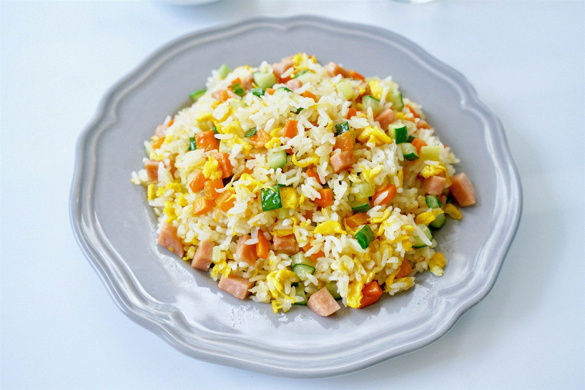  p data-id="gnt2emdxcs">扬州炒饭又名扬州蛋炒饭,是 a target="