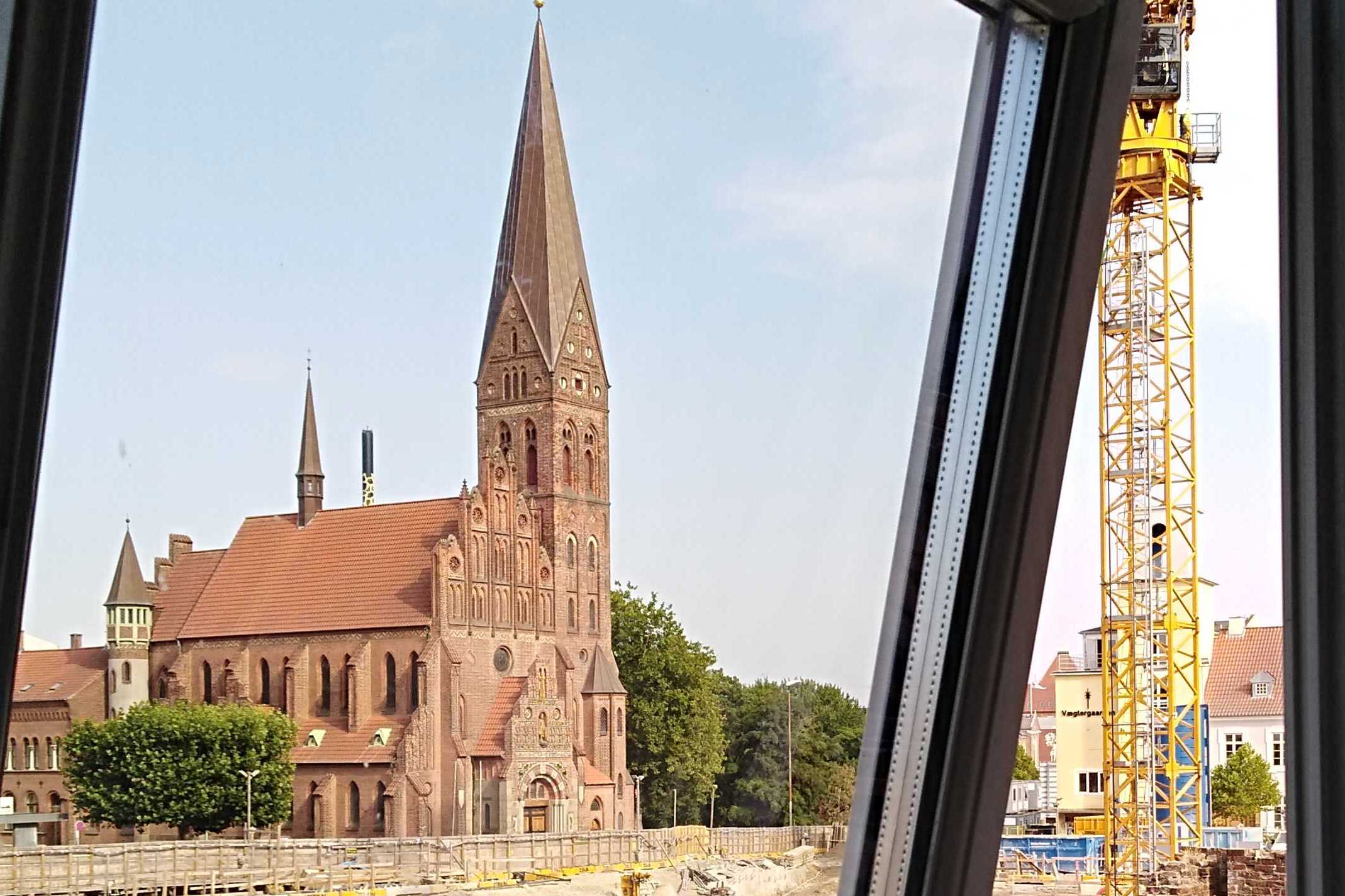  p>欧登塞圣阿尔班教堂位于丹麦的欧登塞,是一个罗马天主教堂.