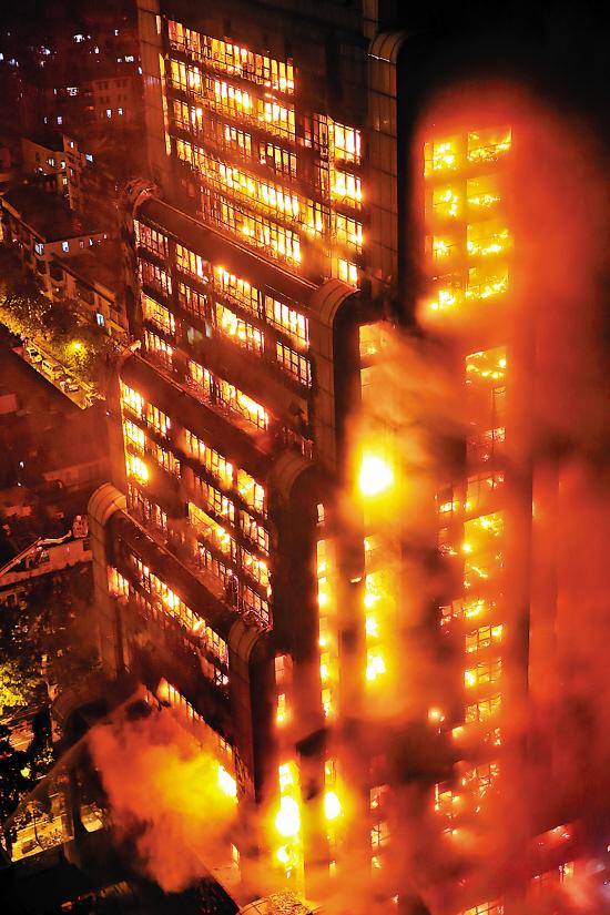  p>2013年12月16日上午,广州建业大厦大火基本被扑灭,但仍存塌楼风险.