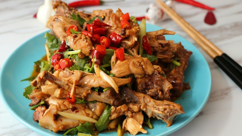  p>麻辣凉拌鸡块是一道家常菜,制作原料主要有鸡,盐,生抽,姜,花椒