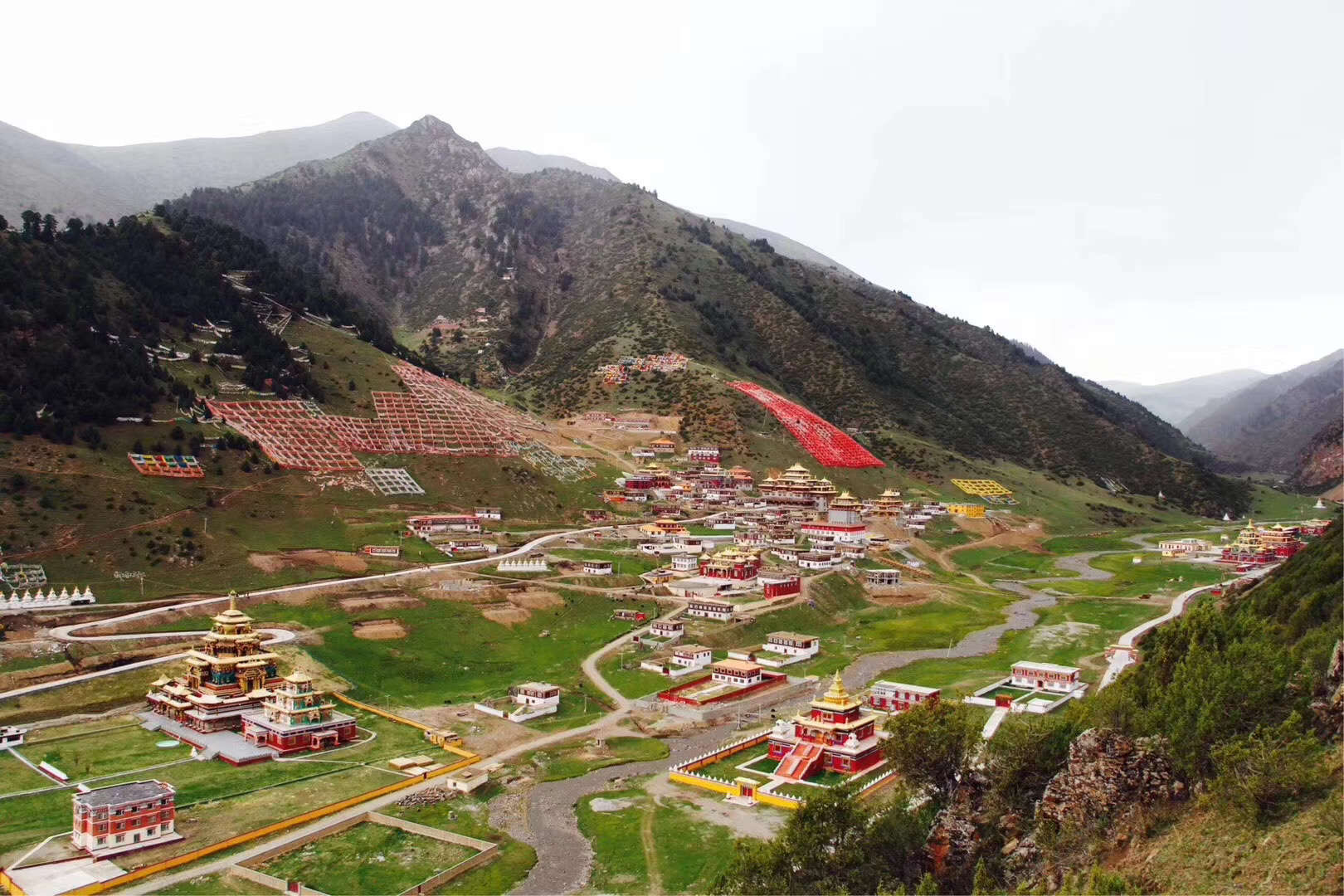 协庆寺,全称"协庆丹尼达吉林寺 ",位于海拔四千多米的四川康藏德格县