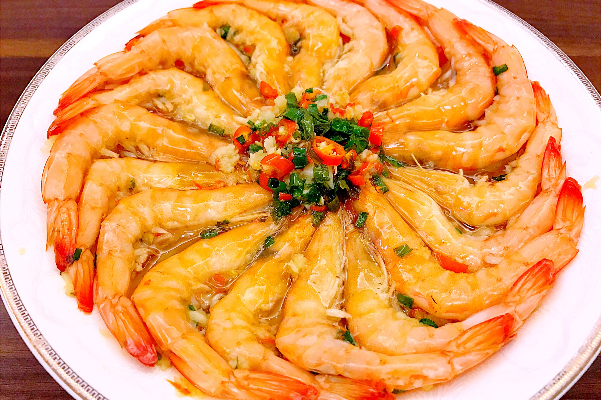  p>花开富贵香酥虾是以大虾为主要食材,以干淀粉,盐为调料通过油炸