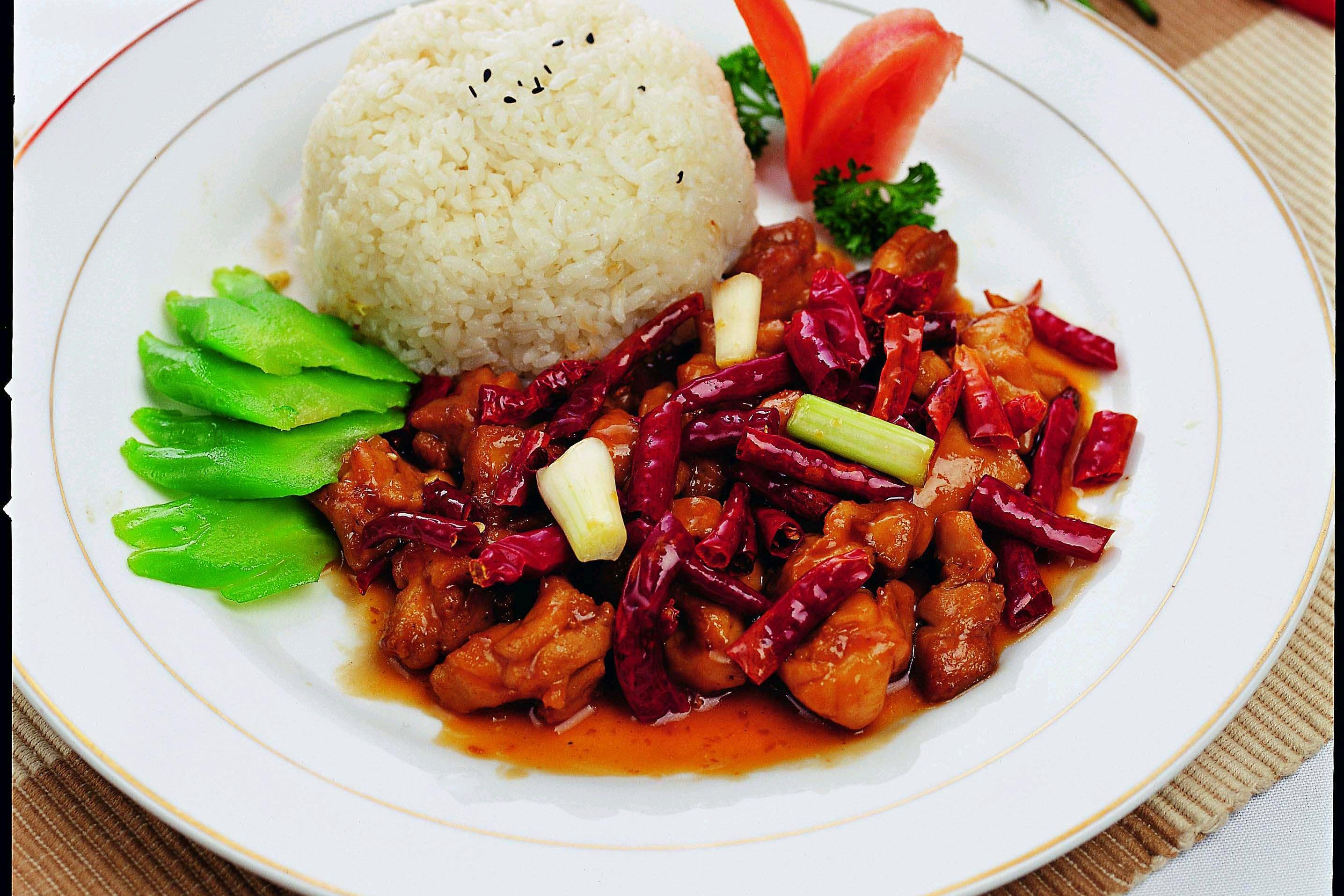  p>辣子鸡丁烩饭是一款美味的食谱,主要原料有鸡胸肉,小黄瓜,蕃茄,热