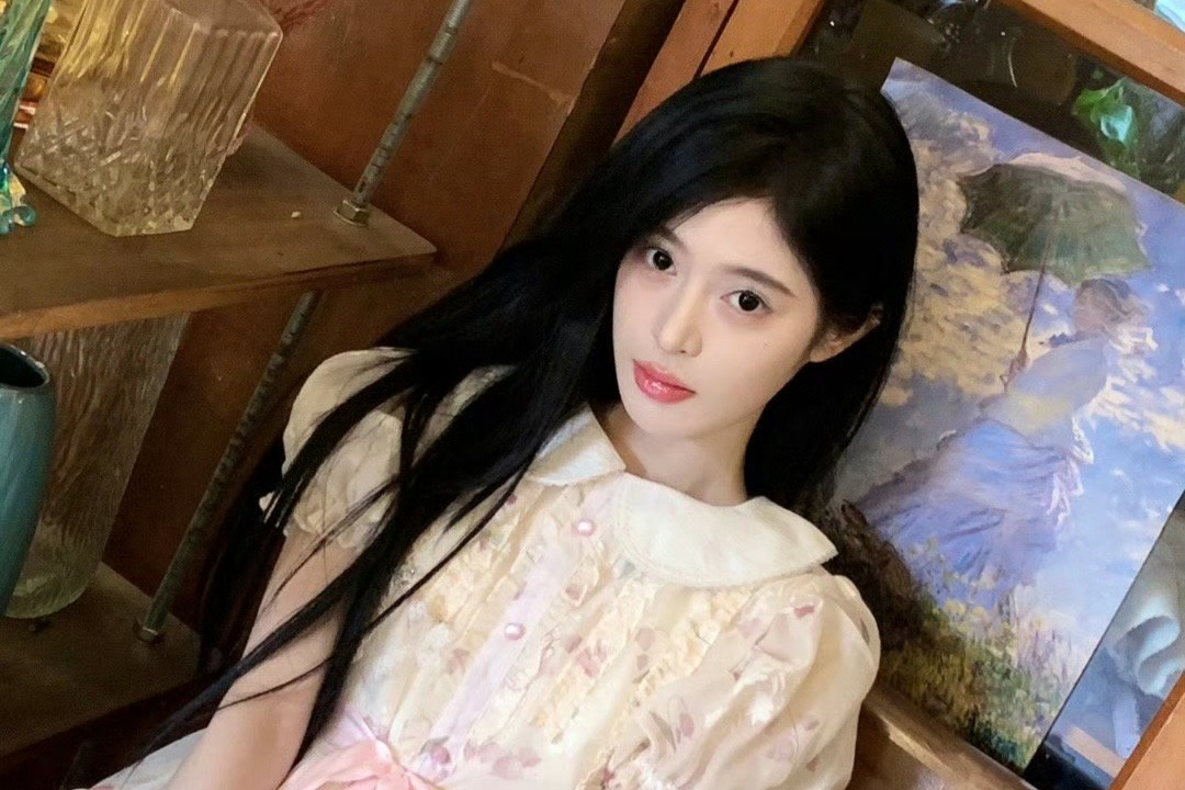  p data-id="2ggt51oos6i">邓歆玥,2005年4月