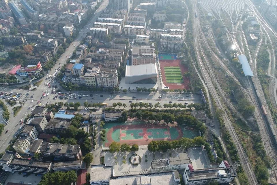 怀化铁路总公司的一所企业办子弟学校,2004年在原怀铁二中与怀铁三小