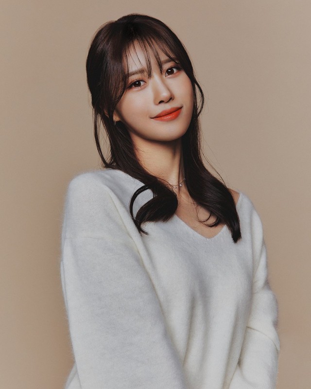 ">李美珠(lee mijoo),1994年9月23日出生于忠清北道沃川郡,韩国女歌手